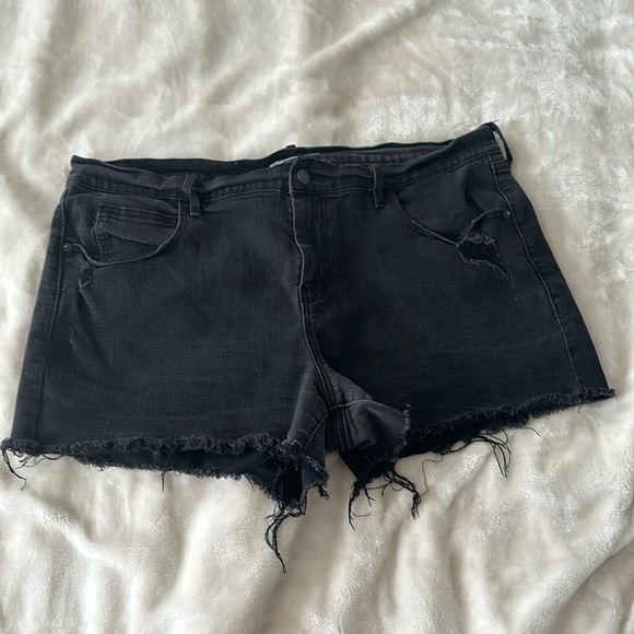 OLD NAVY BOYFRIEND BLACK DISTRESSED DENIM CUTOFF SHORTS. SIZE 16 - Picture 1 of 4